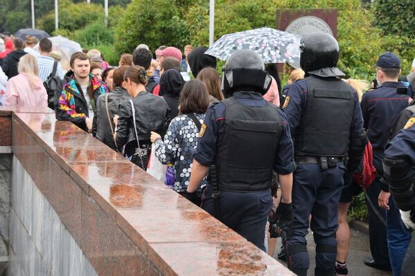 Бойцы ОМОН и милиция оттеснили протестующих от станции метро - Sputnik Беларусь