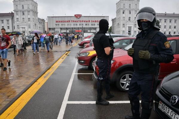Милиция охраняет площадь перед Тракторным заводом - Sputnik Беларусь