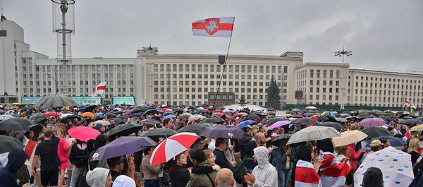 Одиннадцатый день: белорусы под разными флагами продолжают протестовать Одиннадцатый день: белорусы под разными флагами продолжают протестовать - Sputnik Беларусь