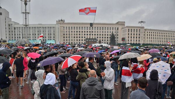 Одиннадцатый день: белорусы под разными флагами продолжают протестовать - Sputnik Беларусь