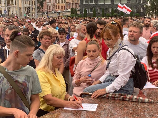 Подготовка к забастовке и милиция на площади: что было 19 августа в Гродно Подготовка к забастовке и милиция на площади: что было 19 августа в Гродно - Sputnik Беларусь