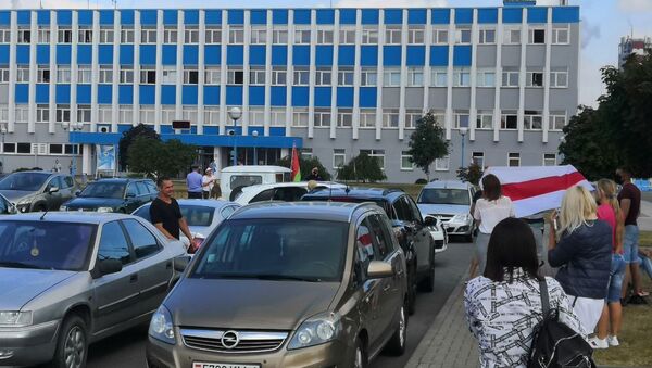 Возле здания заводоуправления Гродно Азот стоял белый милицейский УАЗ и протестующие - Sputnik Беларусь