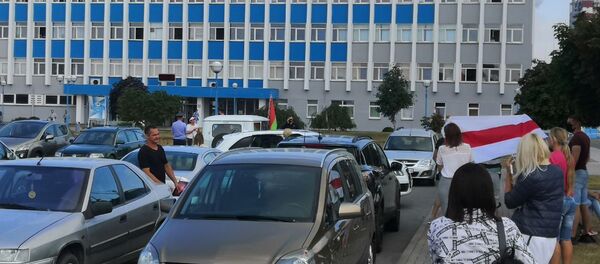 Возле здания заводоуправления Гродно Азот стоял белый милицейский УАЗ и протестующие - Sputnik Беларусь