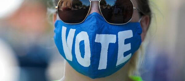 Женщина в маске с призывом Голосуй - Sputnik Беларусь
