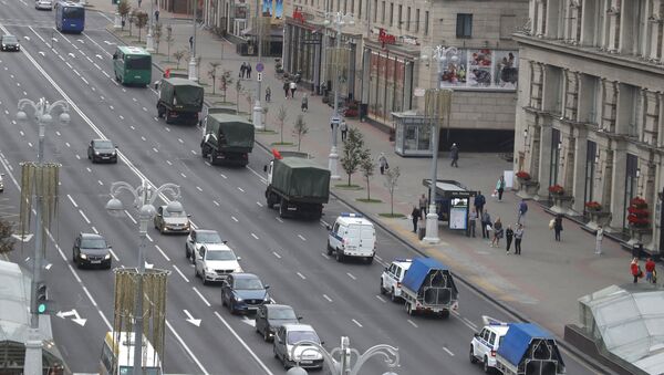 Колонна милицейских машин проезжает по проспекту в преддверии запланированной акции протеста в Минске - Sputnik Беларусь