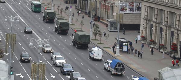 Колонна милицейских машин проезжает по проспекту в преддверии запланированной акции протеста в Минске Колонна милицейских машин проезжает по проспекту в преддверии запланированной акции протеста в Минске - Sputnik Беларусь