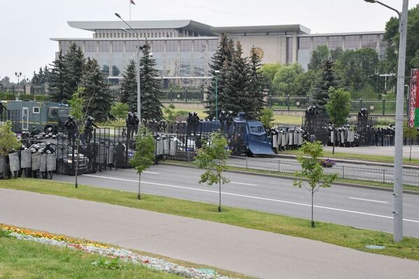 ОМОН и спецтранспорт преградил проспект перед Дворцом Независимости - Sputnik Беларусь