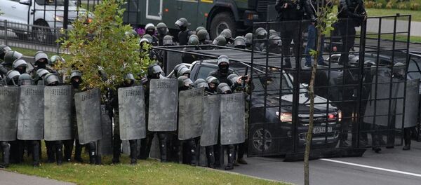 ОМОН и спецтранспорт преградил проспект перед Дворцом Независимости - Sputnik Беларусь