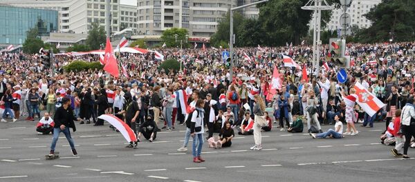 Марш новой Беларуси проходит в Минске в воскресенье 23 августа - Sputnik Беларусь
