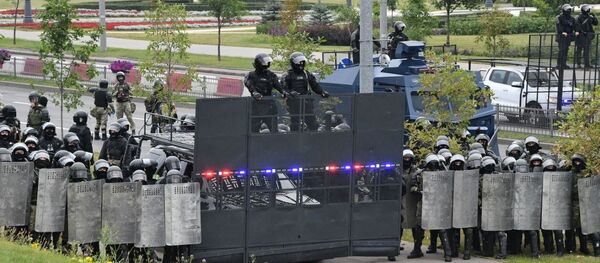 АМАП і спецтранспарт заступіў праспект перад Палацам Незалежнасці - Sputnik Беларусь