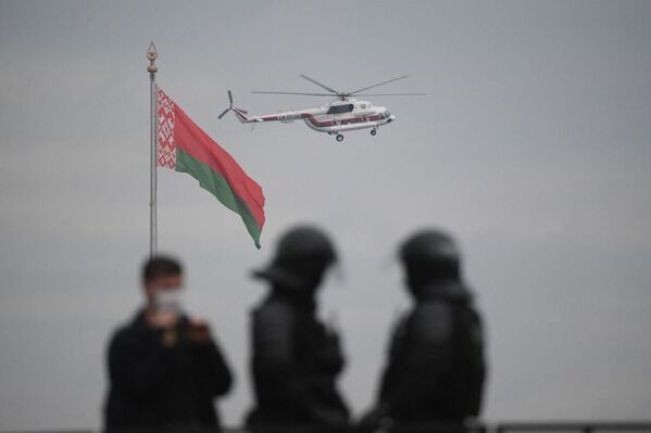Вертолет президента над Дворцом Независимости - Sputnik Беларусь
