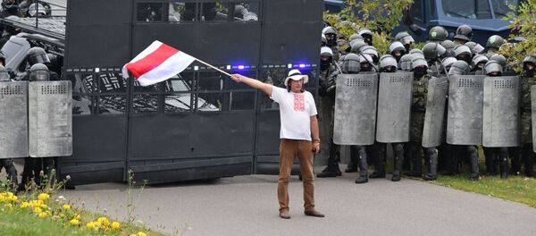 ОМОН и спецтранспорт преградил проспект перед Дворцом Независимости - Sputnik Беларусь