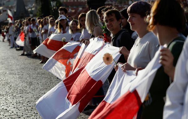 Жители Чехии образовали живую цепь через Карлов мост в Праге - Sputnik Беларусь