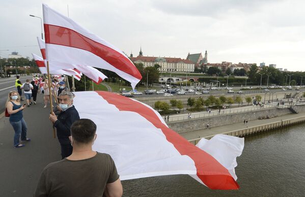 Жители Варшавы держат белорусские флаги в знак поддержки протестов в соседней Беларуси  - Sputnik Беларусь