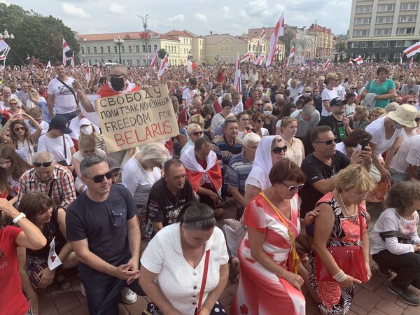 Молитва на площади и акция у тюрьмы: что происходило 23 августа в Гродно Молитва на площади и акция у тюрьмы: что происходило 23 августа в Гродно - Sputnik Беларусь