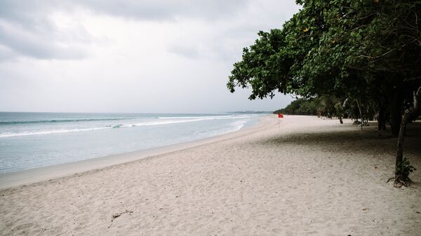 Пустой пляж в Куте на острове Бали в Индонезии - Sputnik Беларусь