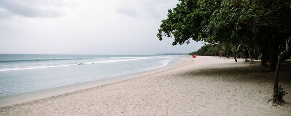 Пустой пляж в Куте на острове Бали в Индонезии Пустой пляж в Куте на острове Бали в Индонезии - Sputnik Беларусь