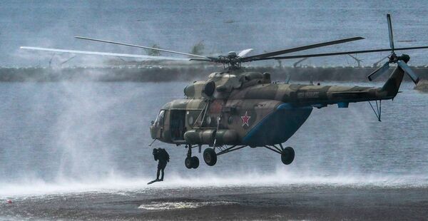 Военнослужащие десантируются из вертолета Ми-8  - Sputnik Беларусь