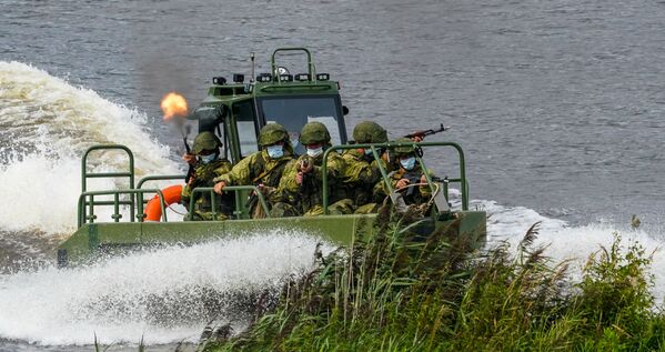 Военнослужащие на катере преодолевают водную преграду  - Sputnik Беларусь