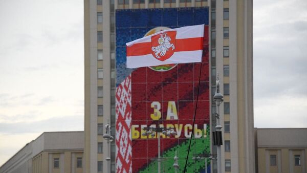 Под разными флагами и под дождем: два митинга в один день - Sputnik Беларусь