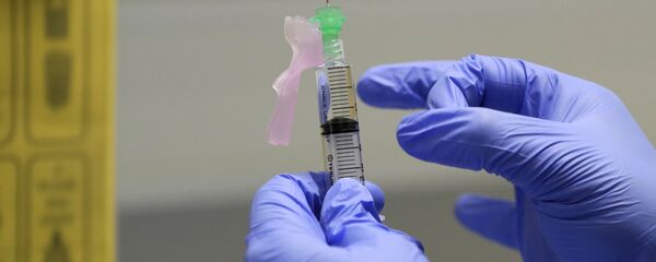 Медсястра рыхтуе вакцыну ад COVID-19 для ўвядзення добраахвотніку ў клініцы ў Лондане Медсястра рыхтуе вакцыну ад COVID-19 для ўвядзення добраахвотніку ў клініцы ў Лондане - Sputnik Беларусь