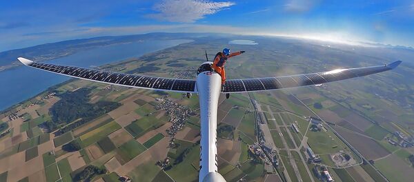 Первый в истории прыжок из самолета на солнечных батареях – видео - Sputnik Беларусь