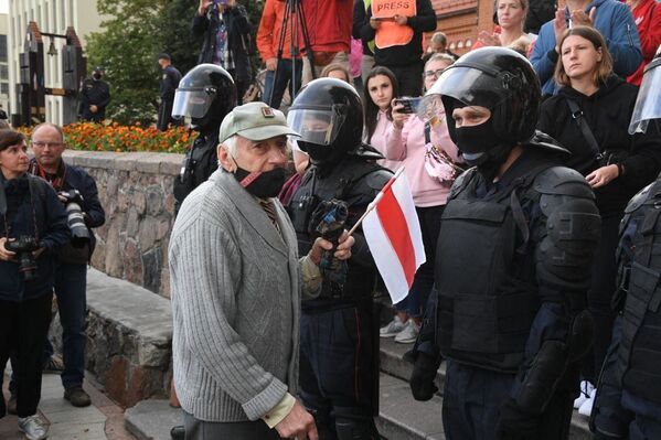 Участники акции протеста и сотрудники правоохранительных органов в Минске - Sputnik Беларусь