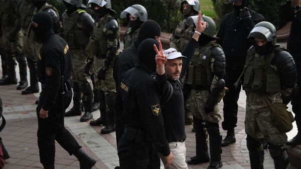 Участники акции протеста и сотрудники правоохранительных органов в Минске - Sputnik Беларусь