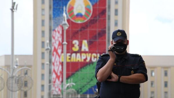 Сотрудник ОМОН снимает акцию на видео - Sputnik Беларусь