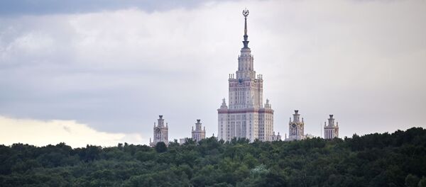 Вид на здание Московского государственного университета имени М. В. Ломоносова с Москва-реки. - Sputnik Беларусь