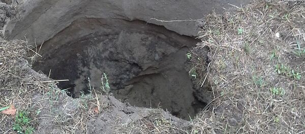 Яма, в которую упала женщина - Sputnik Беларусь