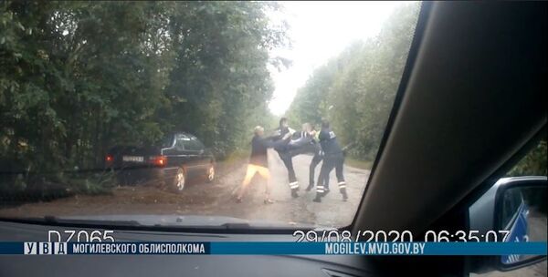 Пьяный бесправник вместе с пассажирами оказал сопротивление ГАИ, видео - Sputnik Беларусь