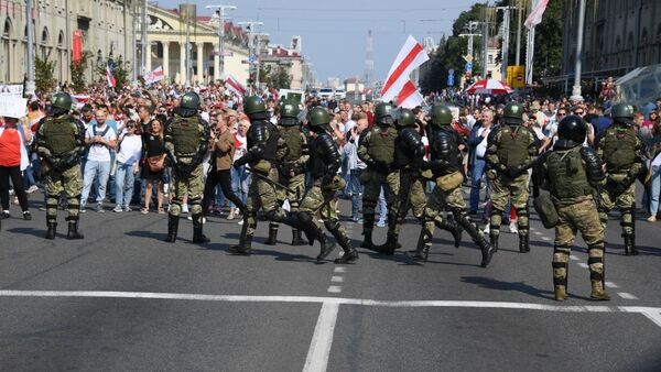 На проспекте Независимости в Минске во время акций протеста 30 августа - Sputnik Беларусь