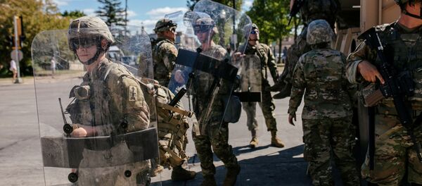 Офицеры Национальной гвардии у здания суда округа Кеноша (Висконсин) во время митинга - Sputnik Беларусь