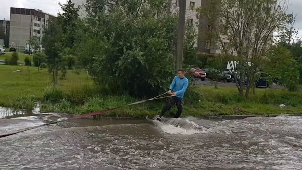 Мужчина поймал волну на затопленной дороге в Гатчине - Sputnik Беларусь