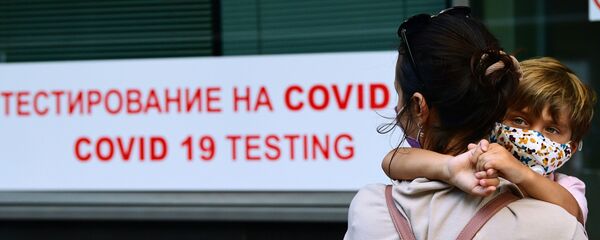 Пассажиры перед экспресс-тестированием на COVID-19 - Sputnik Беларусь