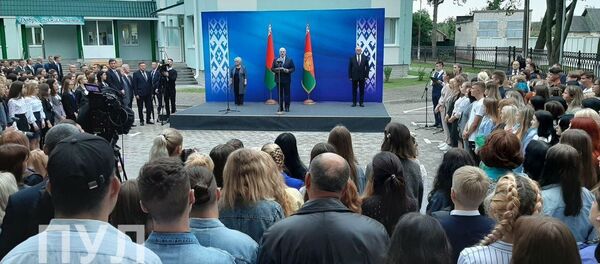 Лукашенко на линейке в колледже сферы обслуживания в Барановичах - Sputnik Беларусь