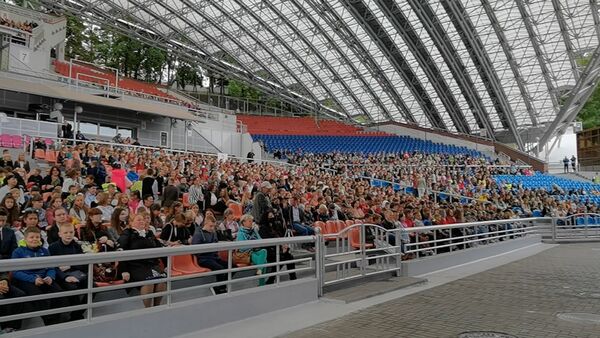 Концерт для школьников в Витебске собрал менее половины зала - видео - Sputnik Беларусь
