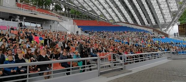 Концерт для школьников в Витебске собрал менее половины зала - видео - Sputnik Беларусь