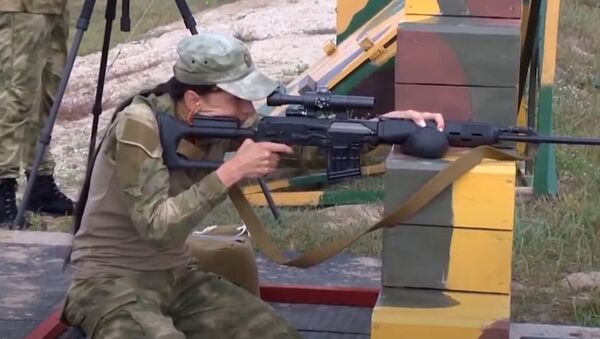 Девушки-военные приняли участие в конкурсе Снайперский рубеж - Sputnik Беларусь
