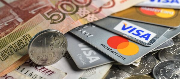 Денежные купюры, монеты и кредитные карты Денежные купюры, монеты и кредитные карты - Sputnik Беларусь