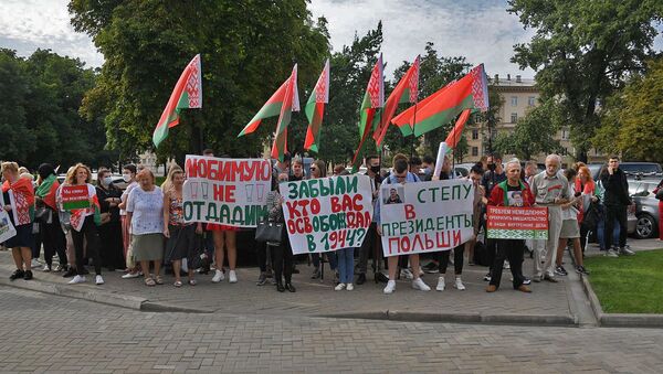Как прошел митинг против иностранного вмешательства у посольства Варшаве в Минске, видео - Sputnik Беларусь