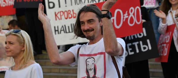 Денис Дудинский на акции протеста 15 августа - Sputnik Беларусь