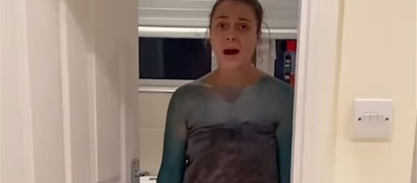 Блогер разыграл девушку в ванне с красителем  - Sputnik Беларусь