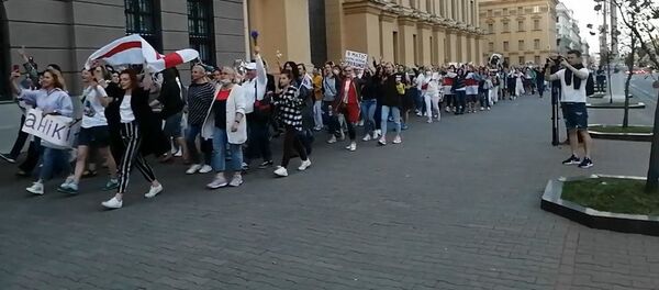 Видеофакт: участники акций за и против Лукашенко встретились в Минске - Sputnik Беларусь