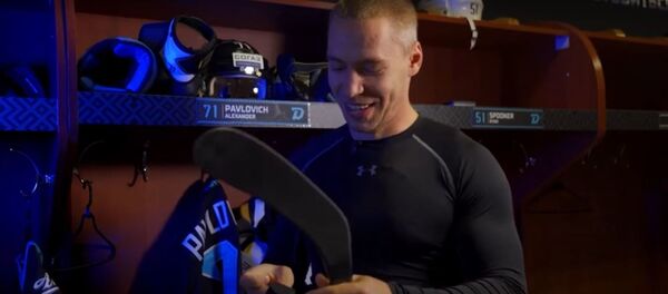 Форвард минского Динамо Александр Павлович показал, как подготовить клюшку к игре, видео - Sputnik Беларусь