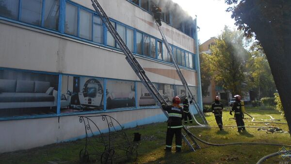 В Жлобине горело трехэтажное здание фабрики, спасатели ликвидировали пожар - Sputnik Беларусь