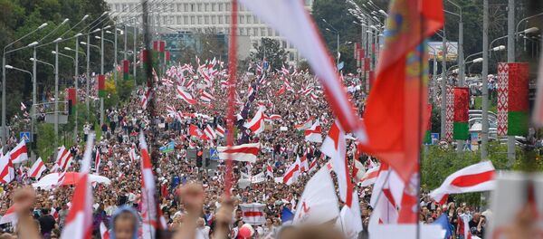 Десятки тысяч человек вышли в Минске на акцию протеста 6 сентября - Sputnik Беларусь