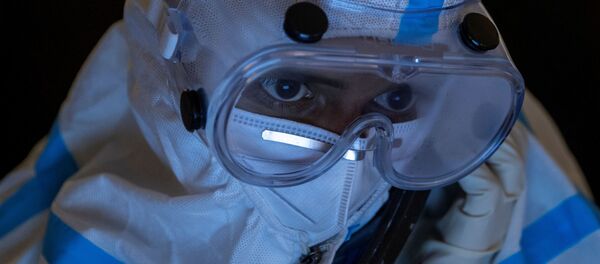 Медицинский работник разговаривает по телефону в отделении для больных COVID-19 - Sputnik Беларусь