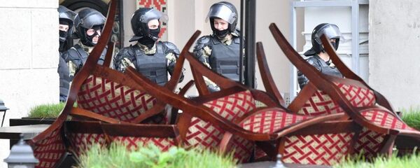 Закрытое кафе в Минске, оцепление ОМОН перед акцией протеста - Sputnik Беларусь